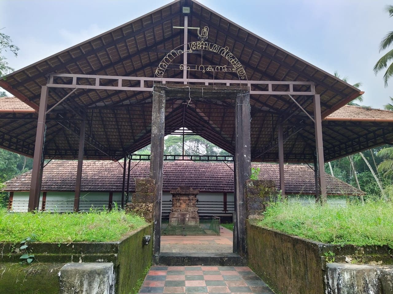 CHERUKUNNU BHAGAVATHY KSHETHRAM(Unit of Kizhakke Covilakam Central Devaswam) gallery 2
